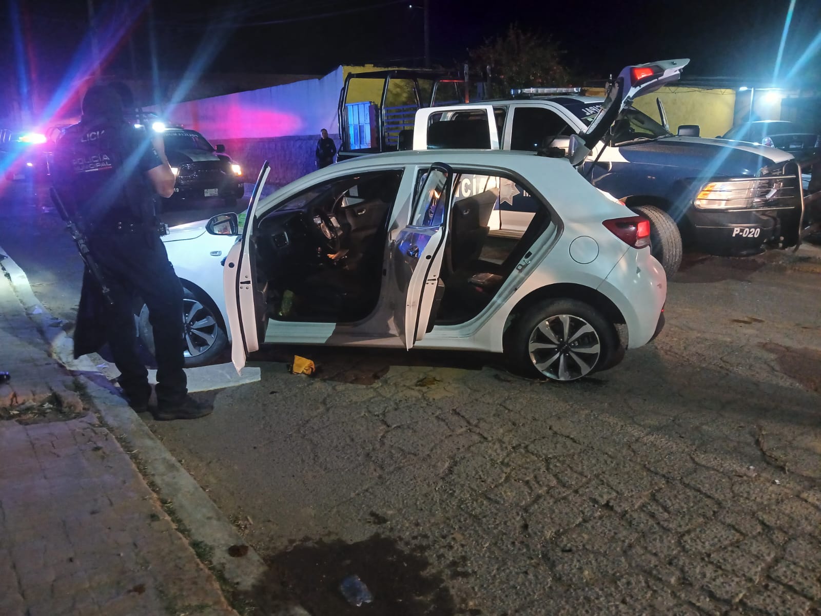 Durante un patrullaje preventivo, un individuo armado intentó huir y agredió a elementos de SSC Cholula; fue detenido, aseguradas drogas y un arma.