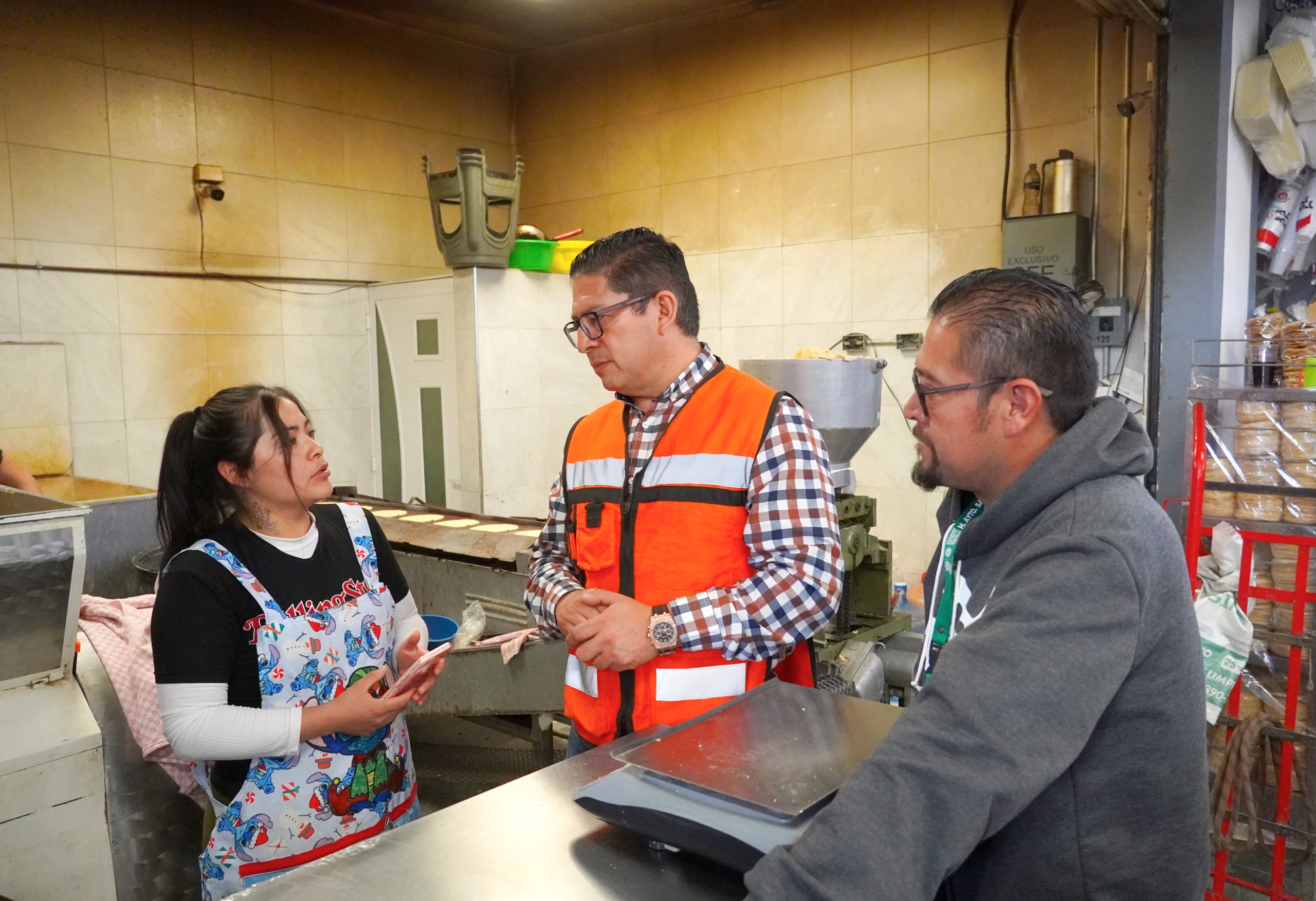 Ayuntamiento de San Martín Texmelucan reforzó medidas preventivas en el Mercado Domingo Arenas para prevenir accidentes y garantizar un entorno seguro.