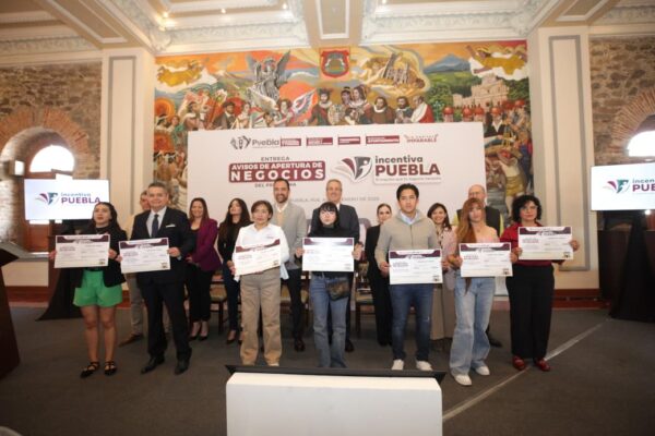 El Gobierno de la Ciudad entregó avisos de apertura de negocio como parte del programa Incentiva Puebla.