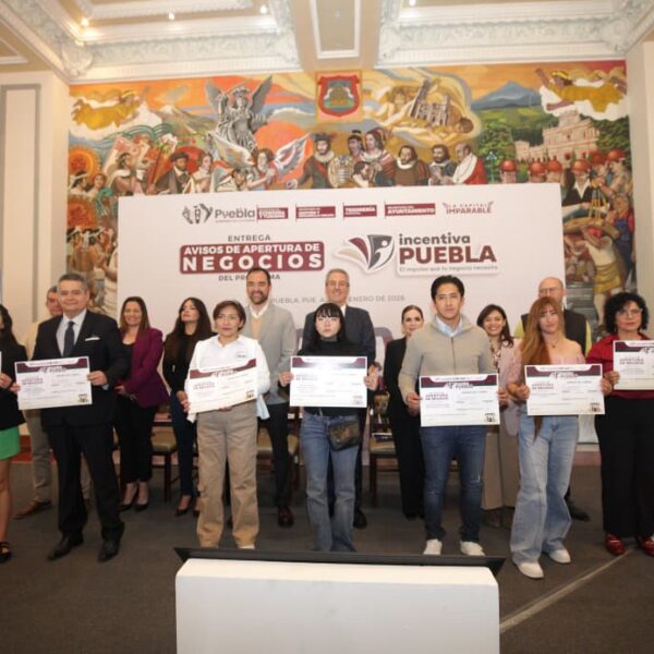 El Gobierno de la Ciudad entregó avisos de apertura de negocio como parte del programa Incentiva Puebla.