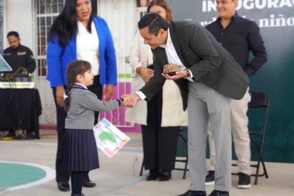 El Ayuntamiento de San Martín Texmelucan inauguró el techado del preescolar “Fernando Pacheco” para mejorar las condiciones del plantel.