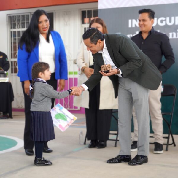 El Ayuntamiento de San Martín Texmelucan inauguró el techado del preescolar “Fernando Pacheco” para mejorar las condiciones del plantel.