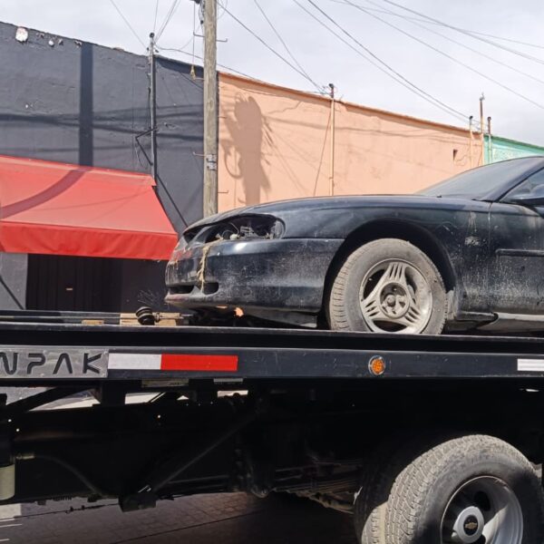 El Ayuntamiento de San Pedro Cholula refuerza el retiro de vehículos en estado de abandono en la vía pública, conforme al Reglamento de Tránsito Municipal.