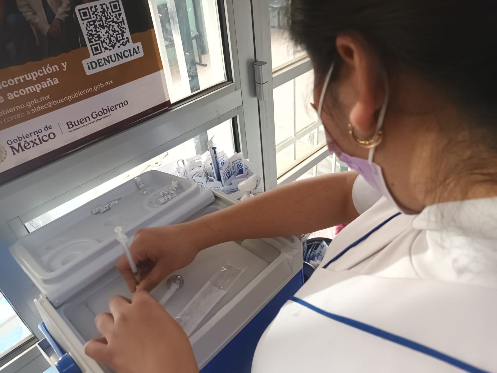 Brigadas de salud recorrieron Santiago Momoxpan para aplicar vacunas contra el sarampión o canalizar a la población a centros de salud.