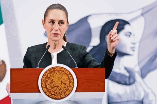 Claudia Sheinbaum descalificó las propuestas de reforma electoral de Claudio X. González y Lorenzo Córdova, y afirmó que el debate se dará en el Congreso, no en mesas con la oposición. FOTO: El Universal.