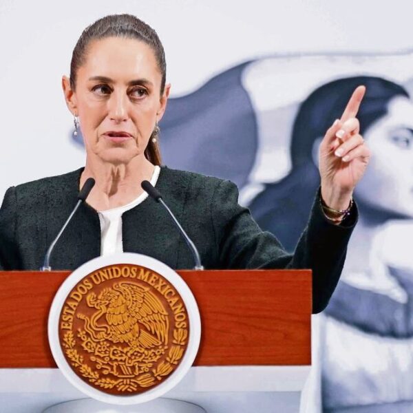 Claudia Sheinbaum descalificó las propuestas de reforma electoral de Claudio X. González y Lorenzo Córdova, y afirmó que el debate se dará en el Congreso, no en mesas con la oposición. FOTO: El Universal.