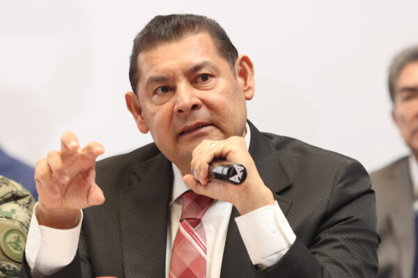 Gobierno de Puebla acusa a TV Azteca de desinformación y “cobro de piso” mediático tras negarse a firmar contratos por más de 2,350 mdp.