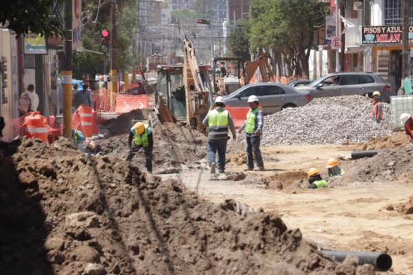 Puebla capital podría recibir cerca de 8 millones de pesos de Pemex para reforzar los trabajos de bacheo y rehabilitación vial. FOTO: E-consulta.