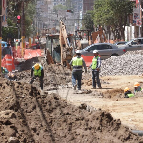 Puebla capital podría recibir cerca de 8 millones de pesos de Pemex para reforzar los trabajos de bacheo y rehabilitación vial. FOTO: E-consulta.