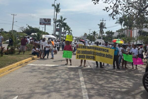 Comunidad de Bonfil, Acapulco protesta ante lo que consideran “siembra de delitos” sobre dos personas distinguidas del lugar. FOTO: Redes sociales.