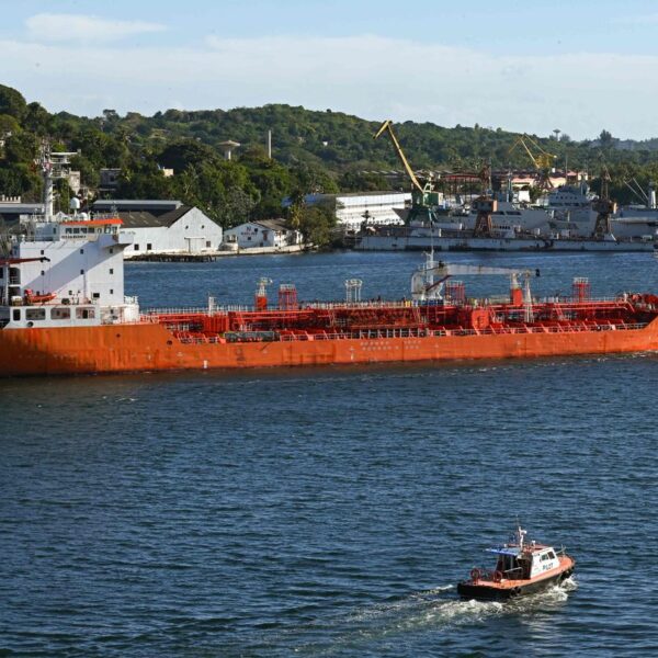 Bloomberg reportó que México canceló un envío de crudo a Cuba. FOTO: AFP.