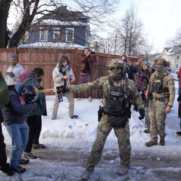 Trump culpa a la víctima de hoy por su muerte al “intentar atacar” a un agente de ICE. Ya son 5 víctimas directas a manos de estos “agentes”. FOTO: AP.