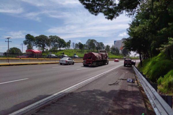 El proyecto de ampliación a cuatro carriles en 2026 de la carretera México–Puebla enfrenta obstáculos por la invasión del derecho de vía. FOTO: La Jornada de Oriente.