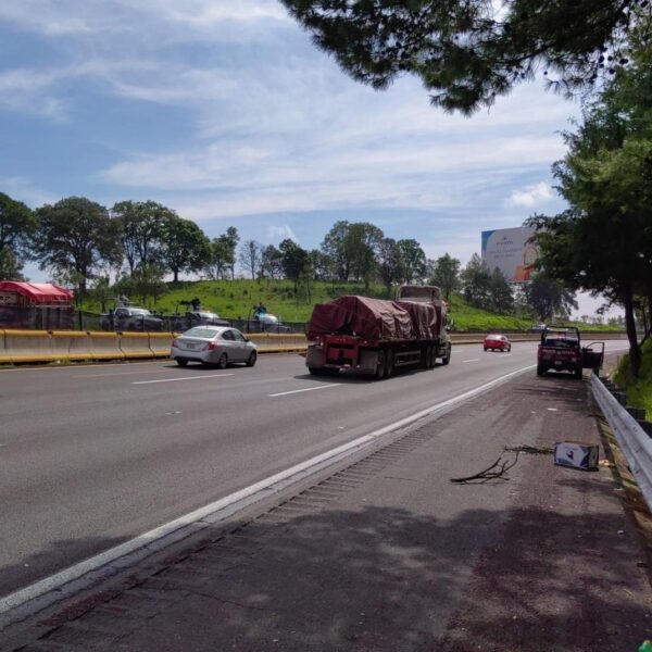 El proyecto de ampliación a cuatro carriles en 2026 de la carretera México–Puebla enfrenta obstáculos por la invasión del derecho de vía. FOTO: La Jornada de Oriente.