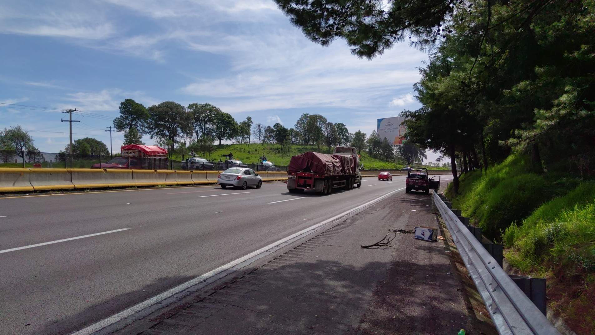 El proyecto de ampliación a cuatro carriles en 2026 de la carretera México–Puebla enfrenta obstáculos por la invasión del derecho de vía. FOTO: La Jornada de Oriente.