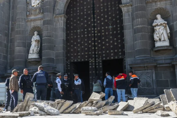 Gobierno de la Ciudad coordina esfuerzos entre SSC, INAH, Gobierno estatal y más instituciones para la atención correcta tras el incendio en la Catedral. FOTO: Heraldo de Puebla.