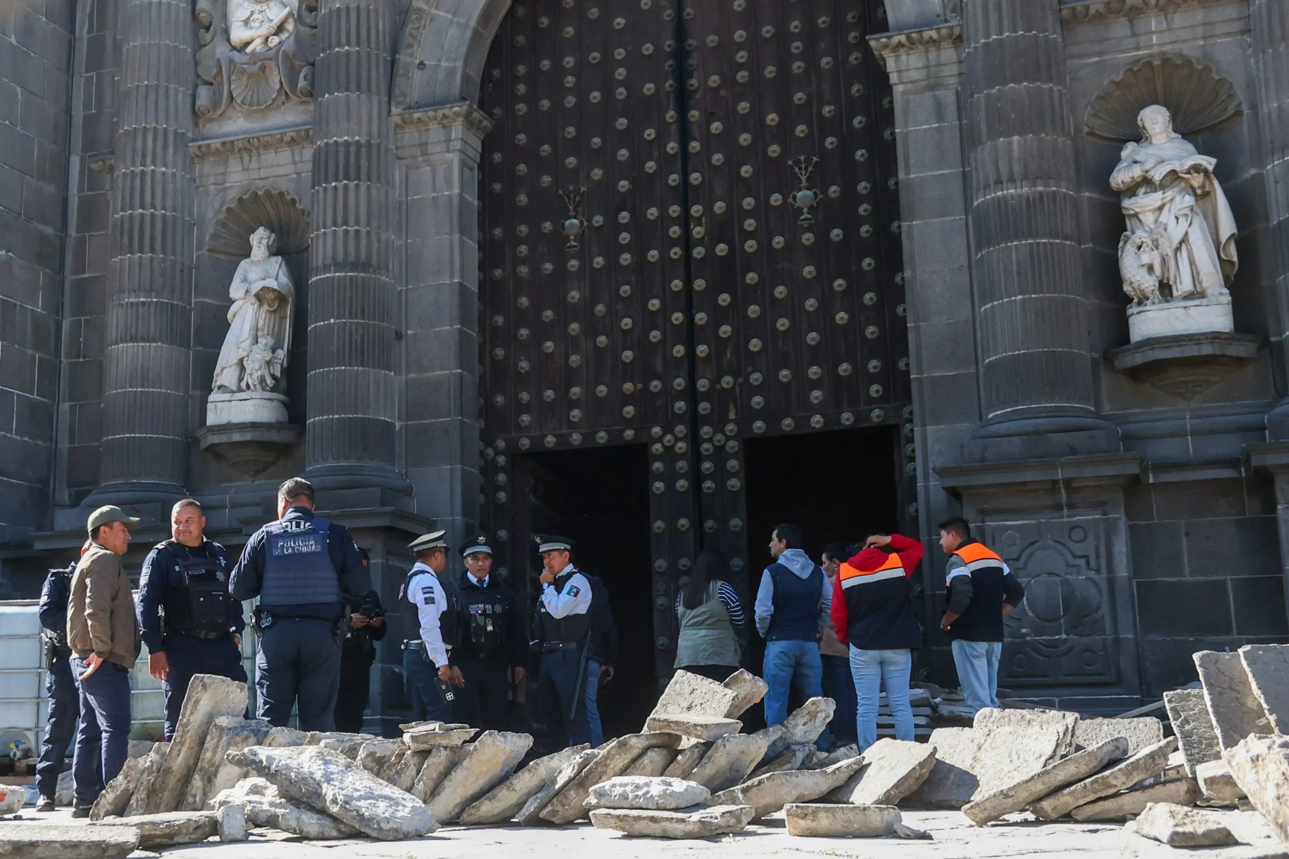 Gobierno de la Ciudad coordina esfuerzos entre SSC, INAH, Gobierno estatal y más instituciones para la atención correcta tras el incendio en la Catedral. FOTO: Heraldo de Puebla.