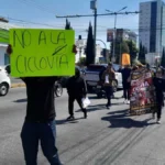 Vecinos y comerciantes de la Calzada Zavaleta se manifestaron contra la ciclovía proyectada en la zona; advierten caos vial y afectaciones al comercio local. IMAGEN: Amauri Jiménez.