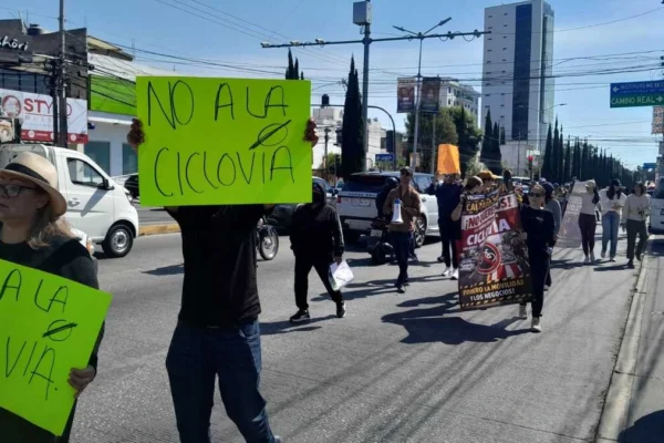 Vecinos y comerciantes de la Calzada Zavaleta se manifestaron contra la ciclovía proyectada en la zona; advierten caos vial y afectaciones al comercio local. IMAGEN: Amauri Jiménez.