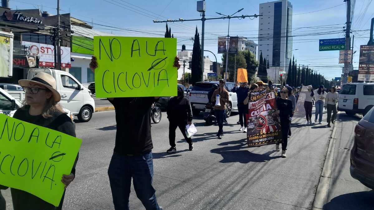 Vecinos y comerciantes de la Calzada Zavaleta se manifestaron contra la ciclovía proyectada en la zona; advierten caos vial y afectaciones al comercio local. IMAGEN: Amauri Jiménez.