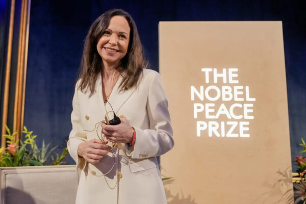 La aceptación del Nobel de la Paz por parte de María Corina Machado habría provocado su descarte como líder en la transición venezolana. FOTO: AFP.