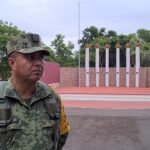 Un ataque de 4 hombres dirigido al Coronel Alejandro Bravo en Culiacán resultó en cuatro heridos y su aprehensión; el coronel resultó ileso.