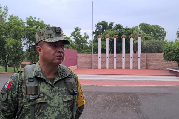 Un ataque de 4 hombres dirigido al Coronel Alejandro Bravo en Culiacán resultó en cuatro heridos y su aprehensión; el coronel resultó ileso.