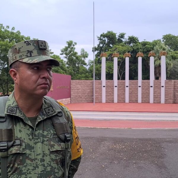 Un ataque de 4 hombres dirigido al Coronel Alejandro Bravo en Culiacán resultó en cuatro heridos y su aprehensión; el coronel resultó ileso.