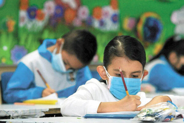 Escuelas de Puebla retoman medidas sanitarias como cubrebocas y desinfección de espacios ante casos de sarampión. FOTO: La Expresión.