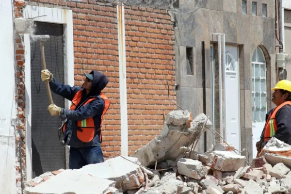 En distintas colonias de la capital, se retiraron obras que incumplían la normatividad y ponían en peligro la seguridad de peatones y vecinos. FOTO: Enfoque Agencia.