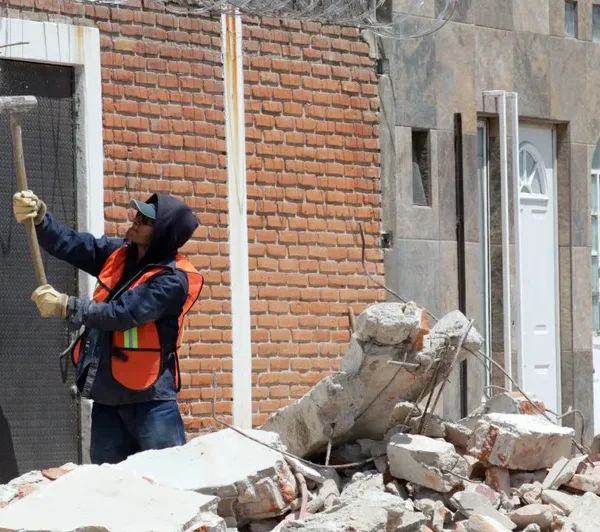 En distintas colonias de la capital, se retiraron obras que incumplían la normatividad y ponían en peligro la seguridad de peatones y vecinos. FOTO: Enfoque Agencia.