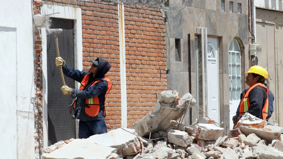 En distintas colonias de la capital, se retiraron obras que incumplían la normatividad y ponían en peligro la seguridad de peatones y vecinos. FOTO: Enfoque Agencia.