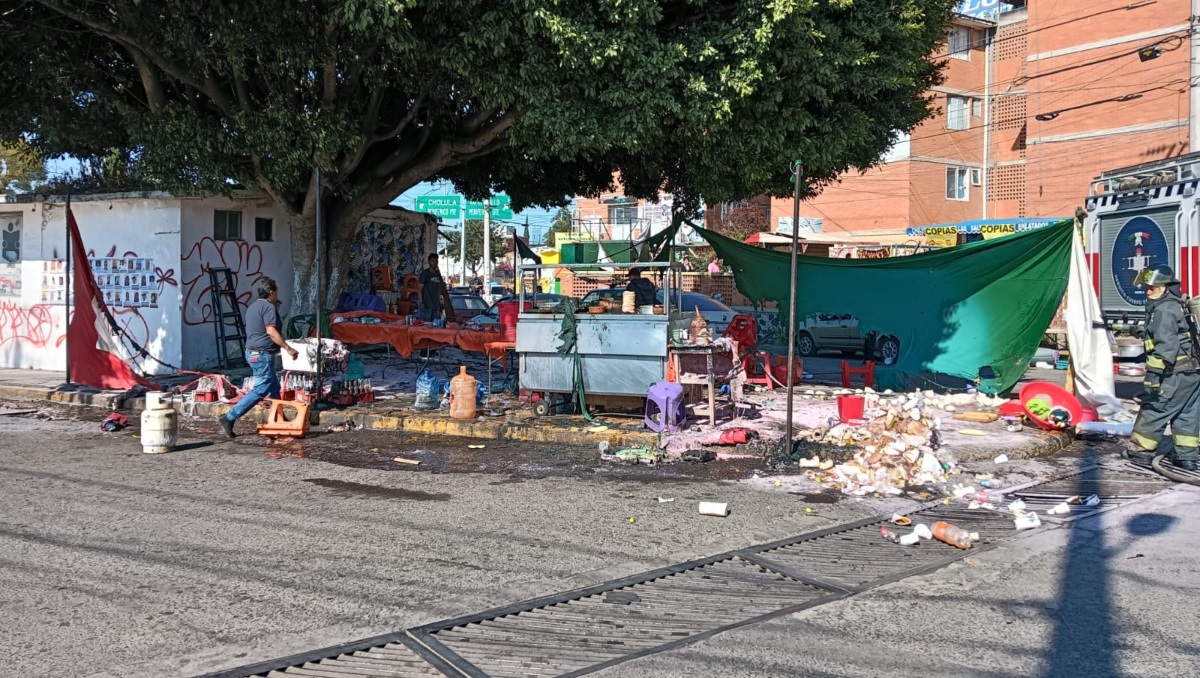 Explosión de un tanque de gas en un puesto de comida dejó 14 personas lesionadas, en la Unidad Habitacional Agua Santa. FOTO: Milenio.