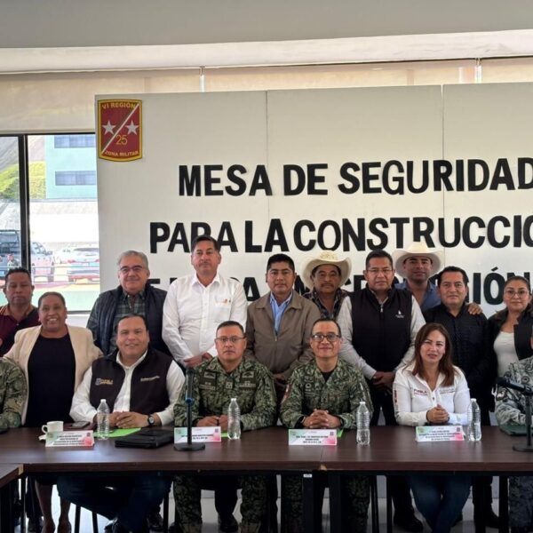 Instituciones de los 3 órdenes de gobierno se reunieron para atender temas de seguridad en la Sierra Norte de Puebla. FOTO: Gobierno de Puebla.