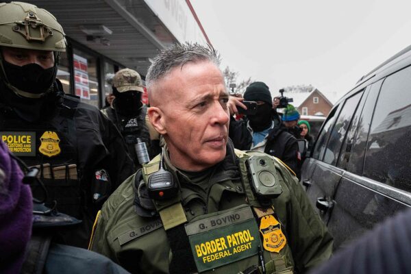 Tras la ejecución de Alex Pretti y las continuas manifestaciones en Minneapolis, CNN reportó que Greg Bovino y agentes de ICE abandonarán la ciudad por orden directa. FOTO: RTVE.es