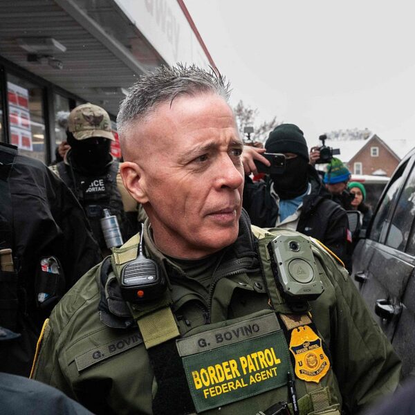 Tras la ejecución de Alex Pretti y las continuas manifestaciones en Minneapolis, CNN reportó que Greg Bovino y agentes de ICE abandonarán la ciudad por orden directa. FOTO: RTVE.es