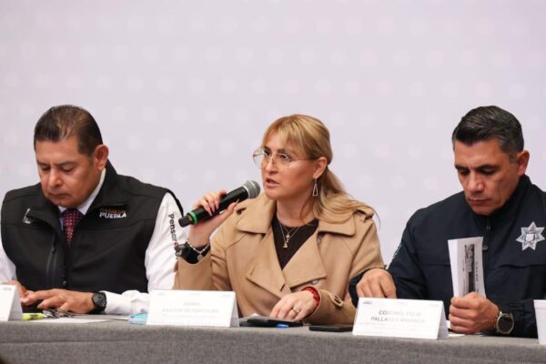 FGE giró orden de aprehensión contra presunta responsable de la carambola en Vía Atlixcáyotl, pero un amparo mantiene suspendida su detención. FOTO: X @FiscaliaPuebla.