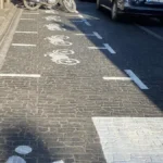 Detectan en Puebla pintado ilegal de cajones para evadir parquímetros; talleres y comercios se apropian de la vía pública.