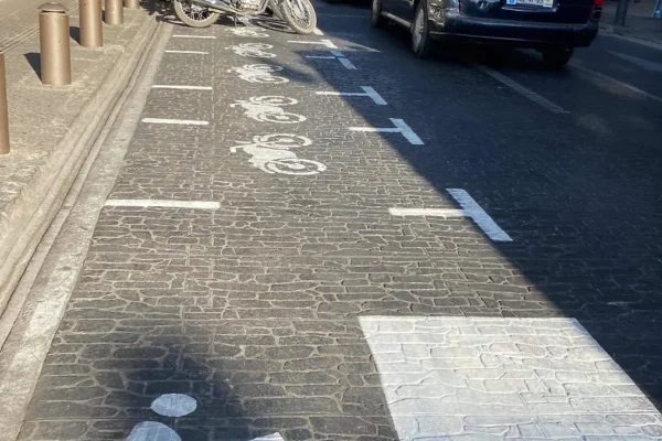 Detectan en Puebla pintado ilegal de cajones para evadir parquímetros; talleres y comercios se apropian de la vía pública.