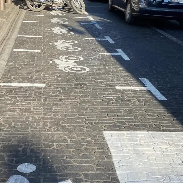 Detectan en Puebla pintado ilegal de cajones para evadir parquímetros; talleres y comercios se apropian de la vía pública.