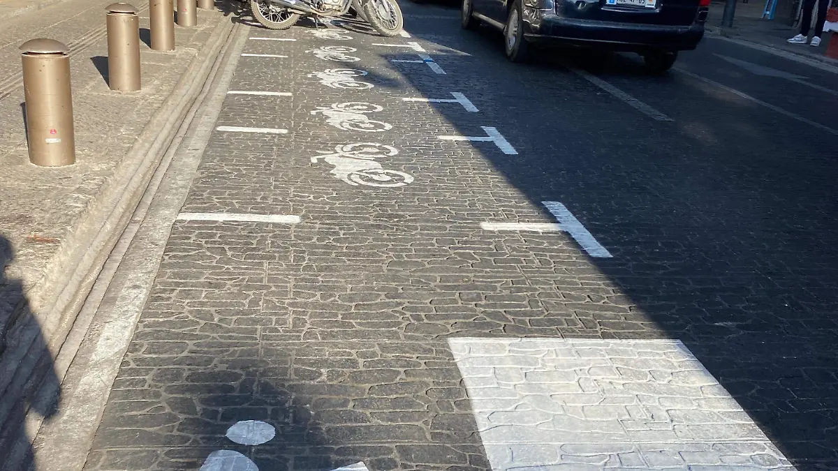 Detectan en Puebla pintado ilegal de cajones para evadir parquímetros; talleres y comercios se apropian de la vía pública.