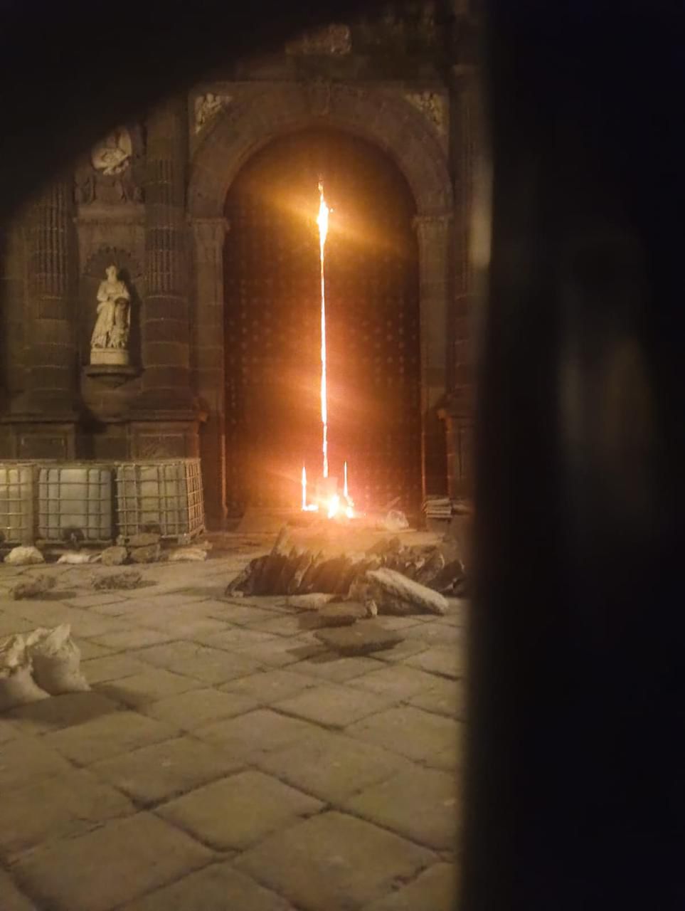 Arquidiócesis de Puebla confirmó el incendio provocado en la Catedral. FOTO: Gobierno de Puebla.