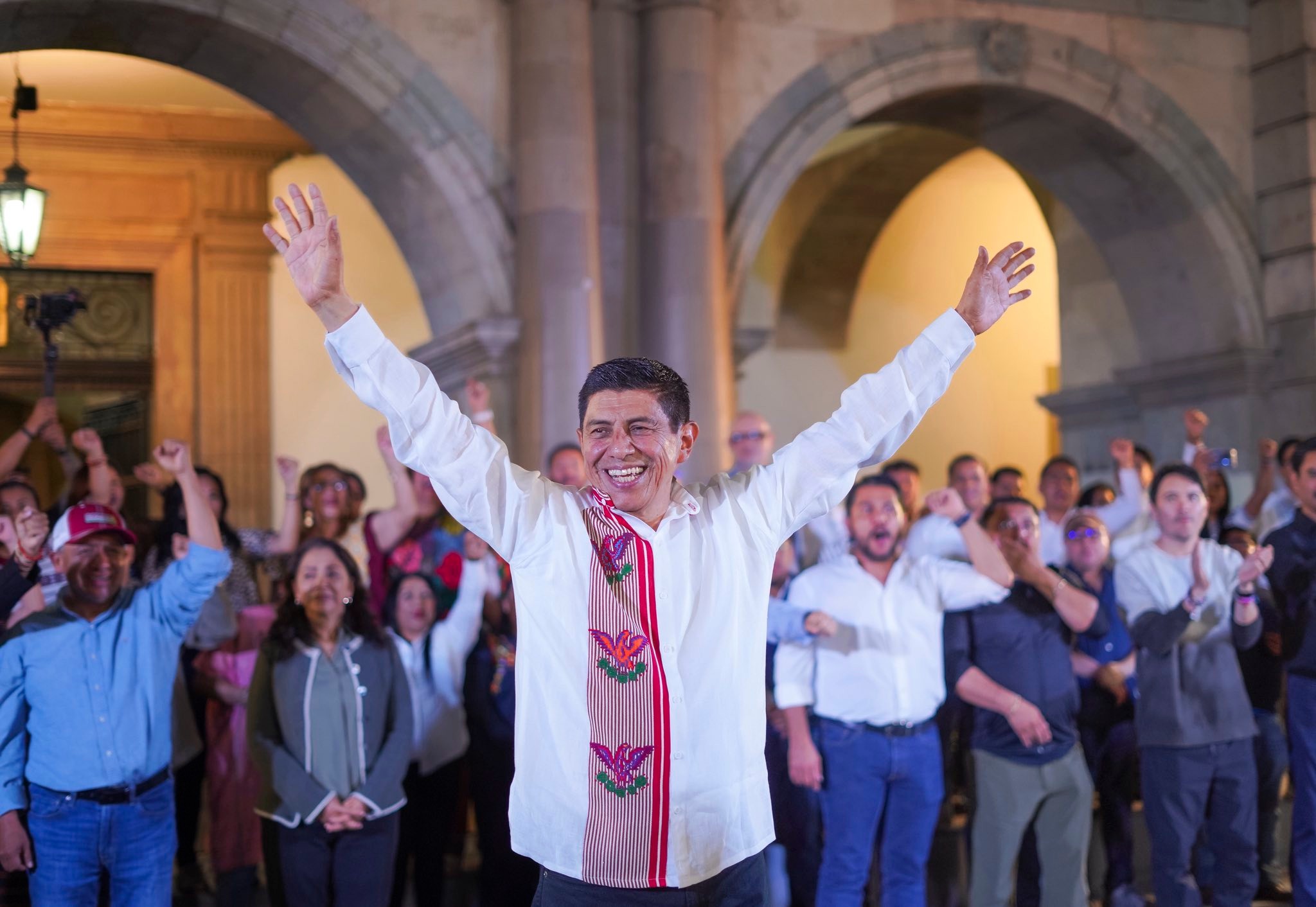 Con 59% de apoyo del 32% de la lista nominal que votó, Salomón Jara se mantendrá como gobernador de Oaxaca tras el sometimiento a la revocación de mandato. FOTO: FB Salomón Jara.