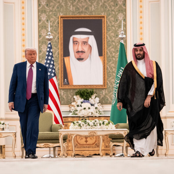 El príncipe saudí junto a Qatar y Omán han mandado una advertencia a Trump para no atacar Irán. FOTO: The New York Times.