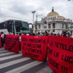 La inconformidad de las estudiantes de la Normal Rural “Carmen Serdán” creció al marchar del Ángel al Zócalo tras semanas sin avances en el diálogo.