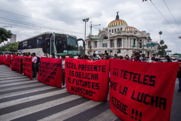 La inconformidad de las estudiantes de la Normal Rural “Carmen Serdán” creció al marchar del Ángel al Zócalo tras semanas sin avances en el diálogo.