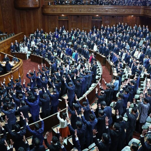 Sanae Takaichi toma su primera imposición tras la disolución de la Cámara de Representantes para celebrar elecciones anticipadas para el 8 de febrero. FOTO: Kyodo,