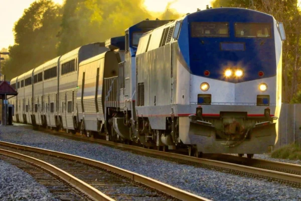 El proyecto del tren México-Puebla-Veracruz sigue en análisis, pero no iniciará obras en 2026, informó la presidenta Claudia Sheinbaum.