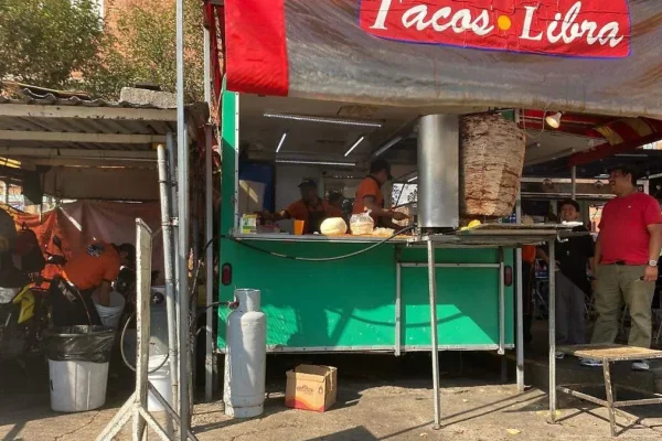 El uso de tanques de gas en puestos ambulantes persiste, pese a los riesgos que quedaron expuestos tras la explosión en Agua Santa. FOTO: El Sol de Puebla.