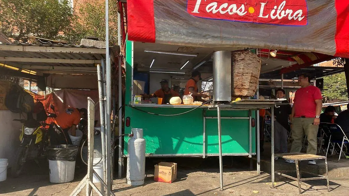 El uso de tanques de gas en puestos ambulantes persiste, pese a los riesgos que quedaron expuestos tras la explosión en Agua Santa. FOTO: El Sol de Puebla.